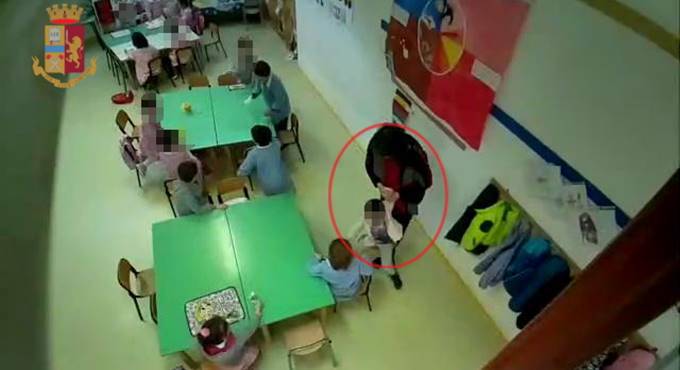 Fiumicino, tornano a scuola le maestre accusate di maltrattamenti. I genitori delle vittime: “Siamo scioccati”