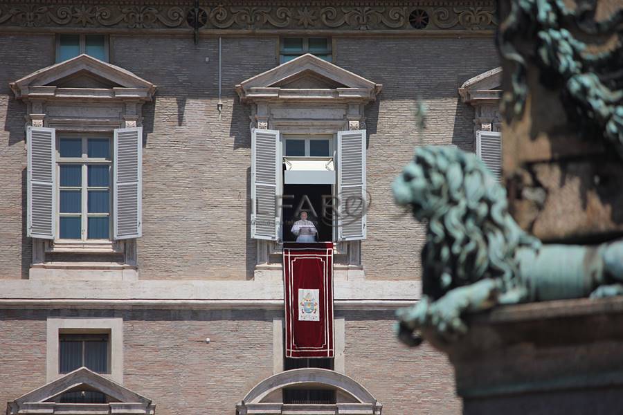Il Papa bacchetta i cattolici: “Basta indifferenza, bisogna avere compassione di chi soffre”