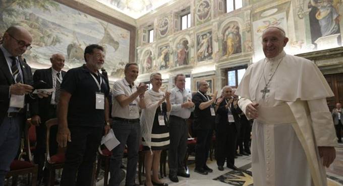 Il Papa: “Basta tratta di persone e violazione dei diritti umani in mare”