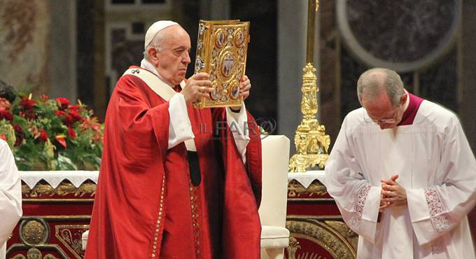 papa francesco san pietro e paolo evangeliario
