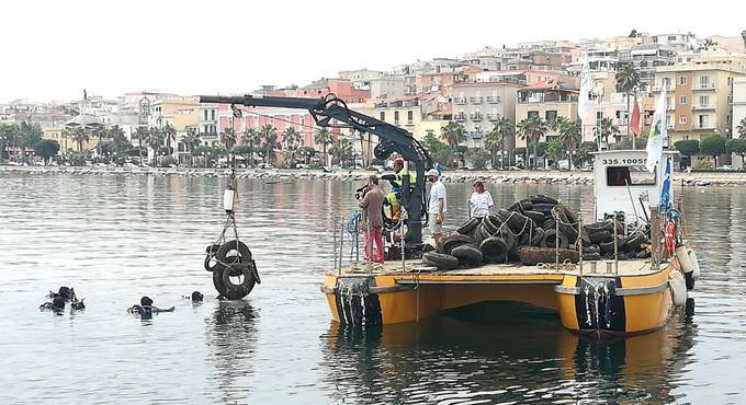 A Gaeta raccolti oltre 3.200 chili di pneumatici fuori uso finiti in mare