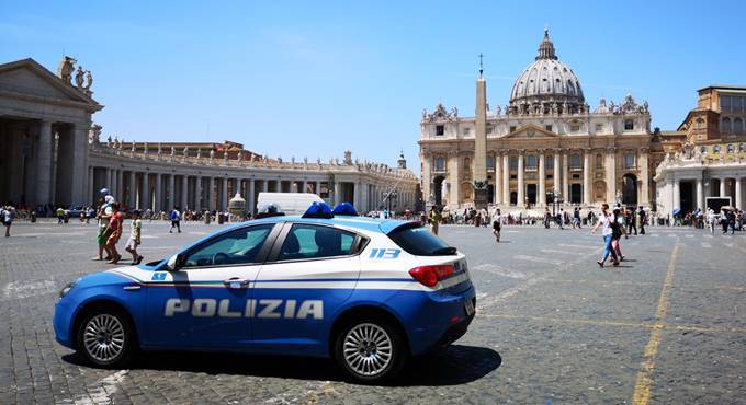 “C’è una bomba a San Pietro, tra poco esploderà”. Panico in Vaticano, ma è un finto allarme
