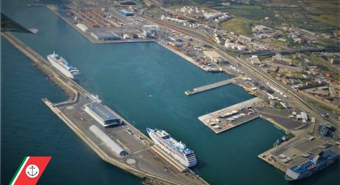 Civitavecchia, sversamento di idrocarburi nel porto commerciale: indaga la Guardia Costiera
