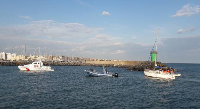 Barca a vela in difficoltà al largo di Ostia, la Guardia Costiera salva sette persone