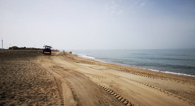 A Campo di Mare la pulizia delle spiagge con la setacciatrice