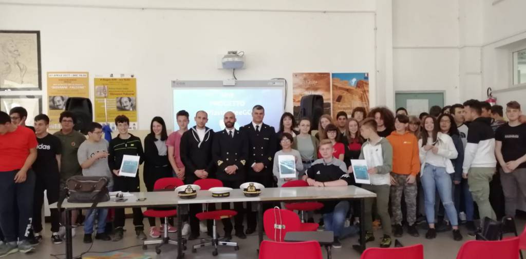 Plastic free: la Guardia Costiera incontra gli studenti di Tarquinia