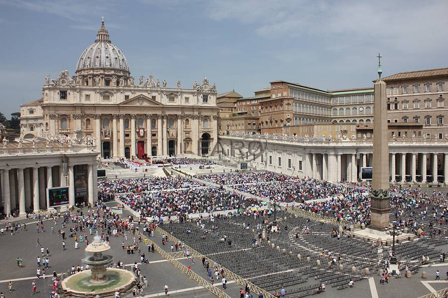 Chiesa cattolica: nel mondo sempre meno fedeli e meno sacerdoti