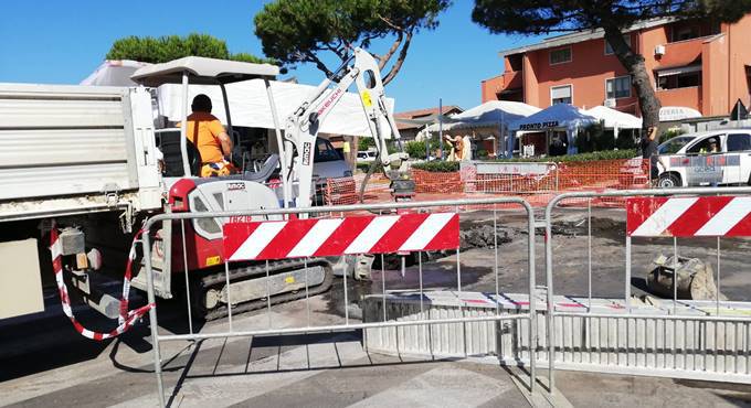 Passoscuro, cede l’asfalto: voragine in piazza Santarelli