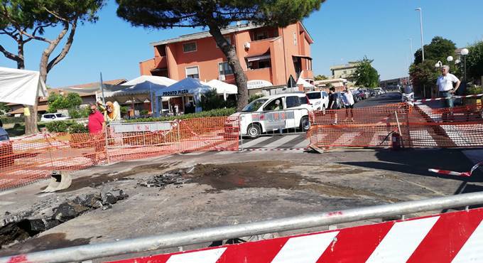 Passoscuro, cede l’asfalto: voragine in piazza Santarelli
