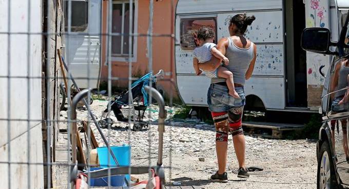 Il Campidoglio si prepara a chiudere i campi rom di via Salviati e via Lombroso