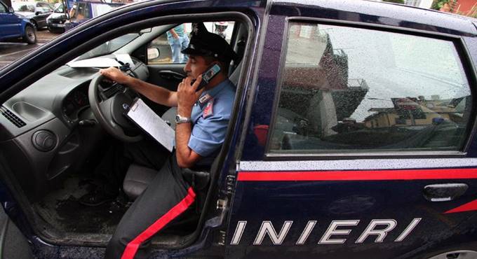 Fiumicino, armata di pinza forza gli antitaccheggio e ruba vestiti: arrestata 44enne