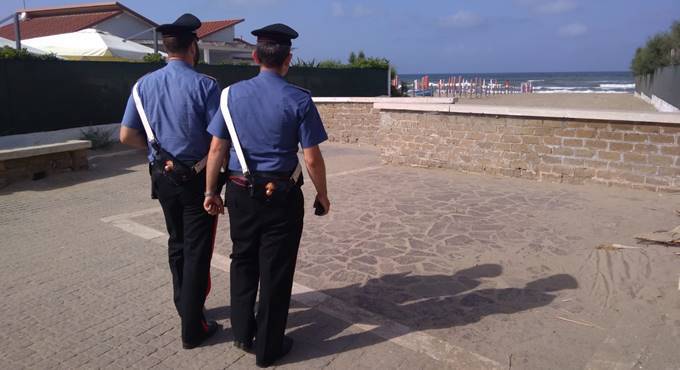 Fiumicino, ambulante vende merce abusiva nel “Lido del Carabiniere”: multato