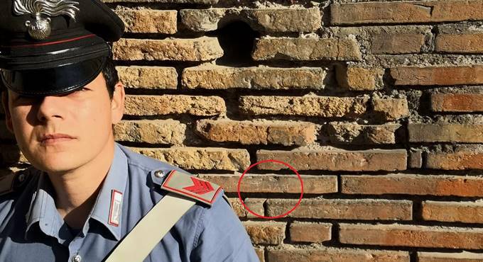 Roma, giovane turista incide il nome sulle pareti del Colosseo: denunciato