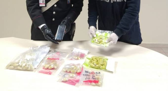 Fiumicino, arrestato un altro corriere della droga: nello stomaco cento ovuli di eroina