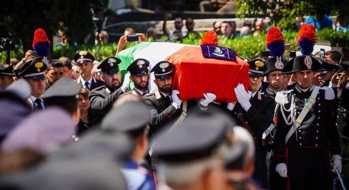 Somma Vesuviana, lacrime e rabbia ai funerali del carabiniere ucciso a Roma