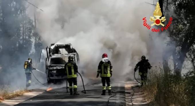Sabaudia, furgone in fiamme sulla Migliara 49