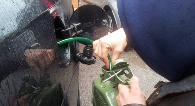 Ladispoli, furti di benzina dalle auto parcheggiate su via Roma