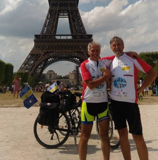 Giuseppe e Angelo in tempo record da Ostia a Parigi in bicicletta