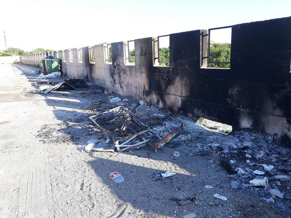 Ardea, emergenza rifiuti: Incendiati cassonetti nel complesso de “Le Salzare”