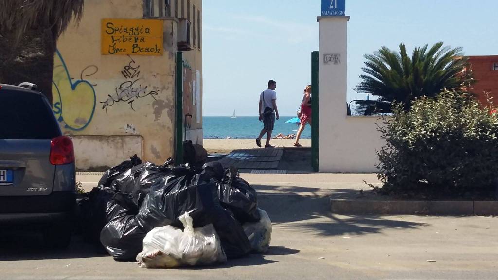 Invasione di rifiuti sulle coste da Ostia a Fregene, Lega: “Serve lo stato di calamità”