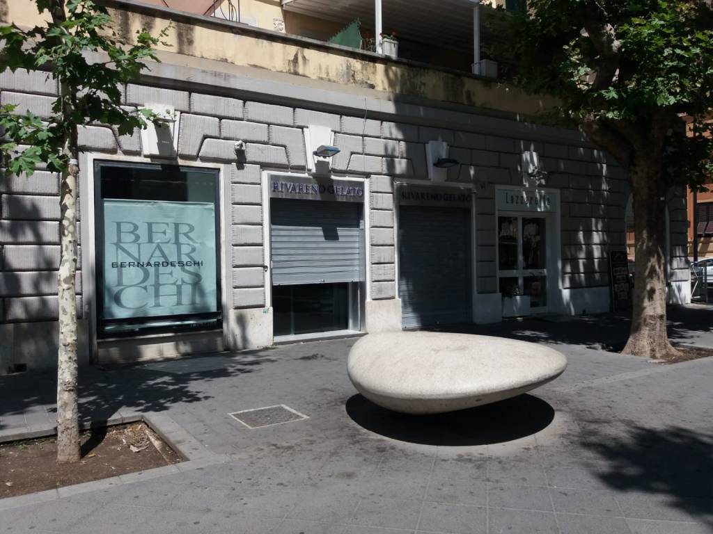 Ostia, serrande abbassate per commemorare il carabiniere assassinato