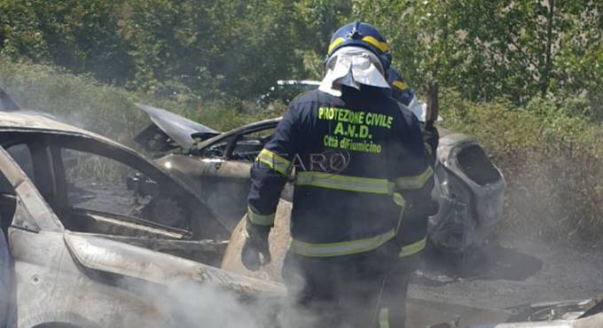Fiumicino, fiamme su via Portuense: a fuoco dieci automobili