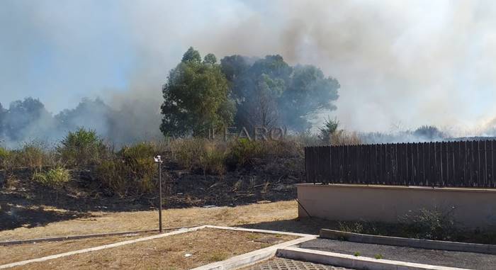 Incendio a Granaretto, le fiamme minacciano le abitazioni