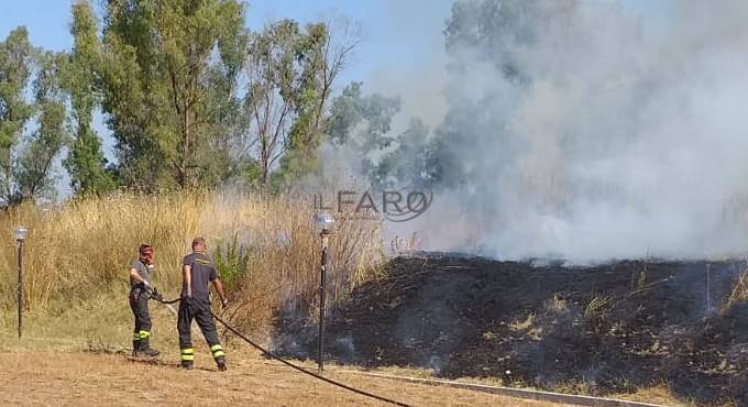 Incendio a Granaretto, le fiamme minacciano le abitazioni