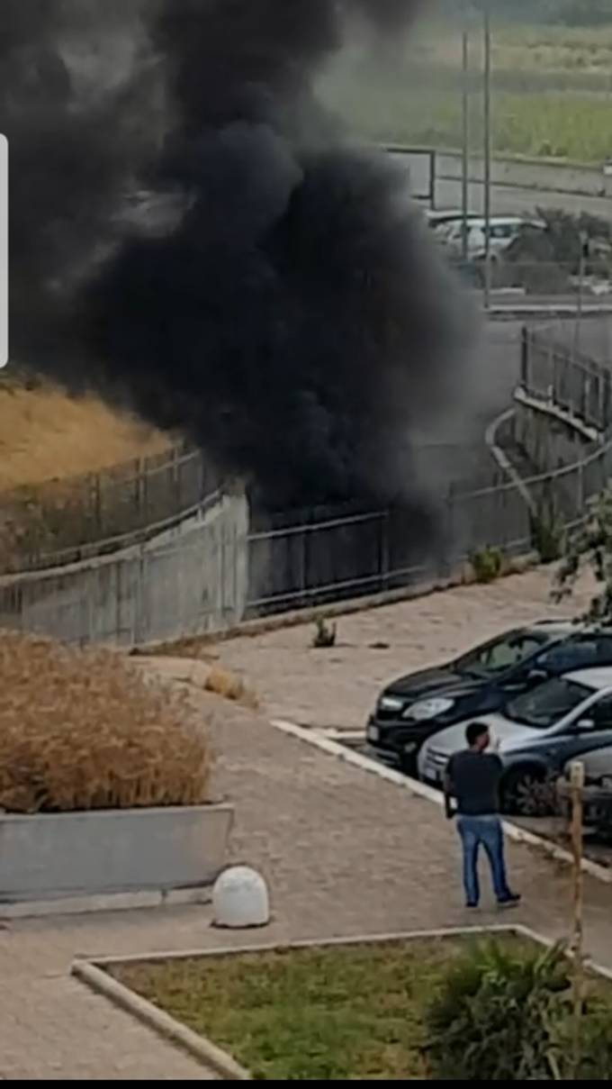 Auto a fuoco a Parco Leonardo, sfiorato il disastro. Ecco perché