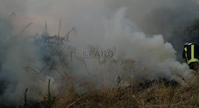 Rogo in via del Granaretto, in fiamme sterpaglie e sottobosco