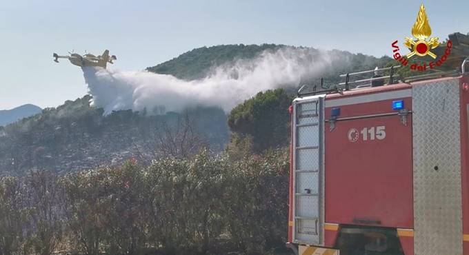Canadair in azione a Terracina, a fuoco diversi ettari di macchia mediterranea