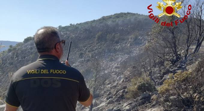 Canadair in azione a Terracina, a fuoco diversi ettari di macchia mediterranea