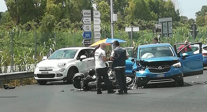Fiumicino, scontro tra un’auto e una moto in via del Lago di Traiano: ci sono feriti