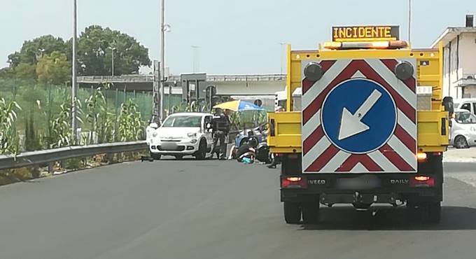 Fiumicino, scontro tra un’auto e una moto in via del Lago di Traiano: ci sono feriti