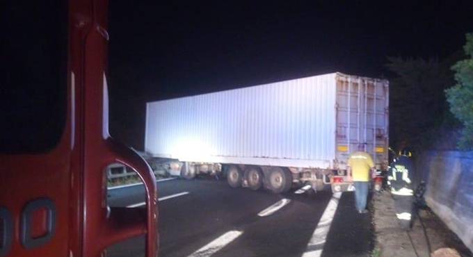 Civitavecchia, tir si schianta contro il guard rail sull’A12: traffico in tilt