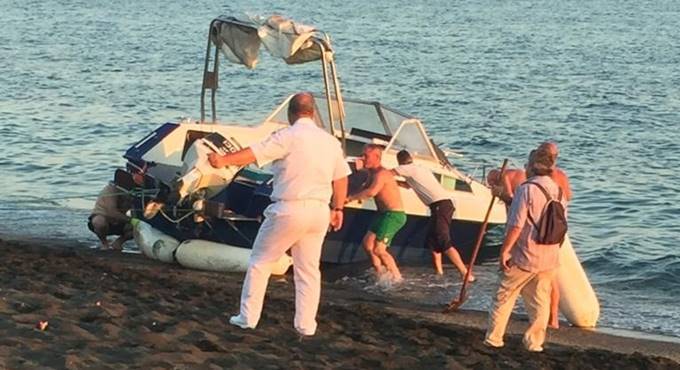 Ladispoli, barca rischia di affondare per una falla: interviene la Guardia Costiera