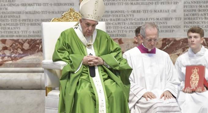Messa per i migranti, il Papa: “Sono persone deboli, devono essere aiutate”