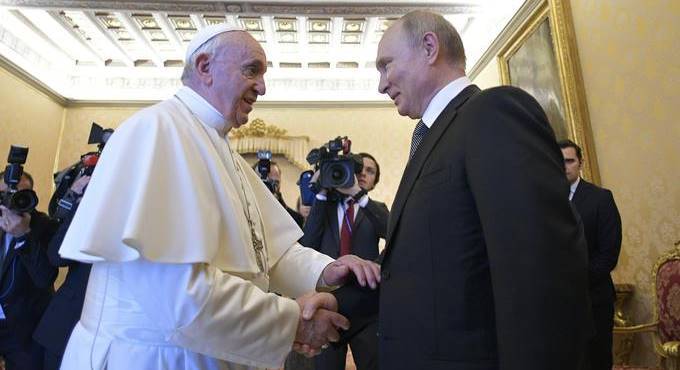 Guerra in Ucraina, il Papa: “Su Putin mi hanno messo in bocca cose non dette”