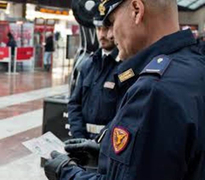 Coppia senza biglietto aggredisce gli agenti della Polfer di Termini: arrestata