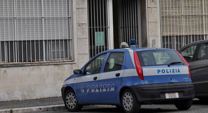 Roma, si finge poliziotto e rapina turisti: arrestato