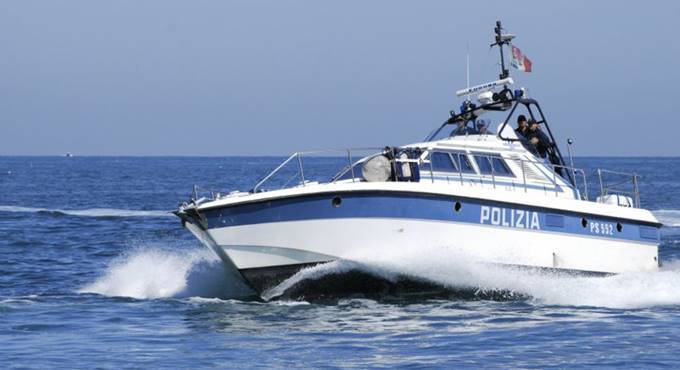 Fiumicino, barca si schianta contro gli scogli: pescatore 80enne salvato dai poliziotti