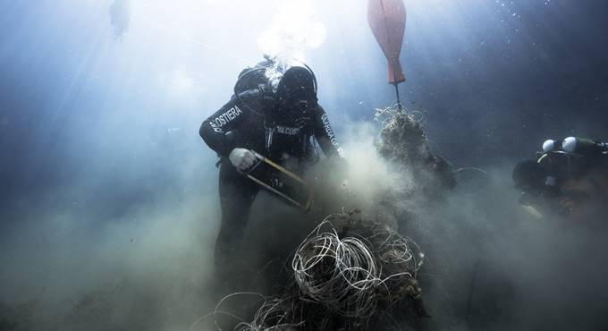 La Guardia Costiera ripulisce i mari: recuperate 7 tonnellate di reti da pesca abbandonate