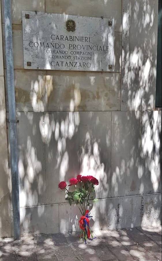 Rose e fiori per i Carabinieri, l&#8217;Italia si stringe intorno all&#8217;Arma