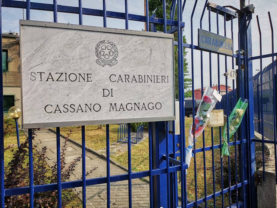 Rose e fiori per i Carabinieri, l'Italia si stringe intorno all'Arma