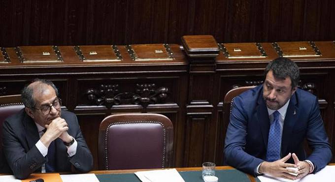 Manovra, è sfida nel Governo. Salvini: “Tria non vuole la flat tax? O io o lui”