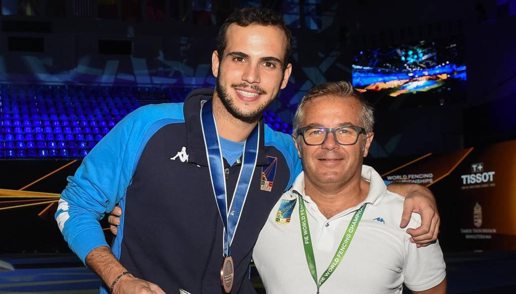 Luca Curatoli non delude, bronzo nella sciabola: “Stringo forte la medaglia e punto alle Olimpiadi”