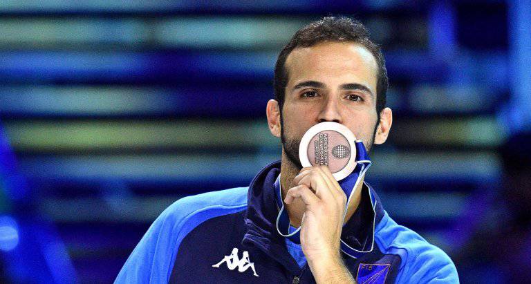 Luca Curatoli non delude, bronzo nella sciabola: “Stringo forte la medaglia e punto alle Olimpiadi”