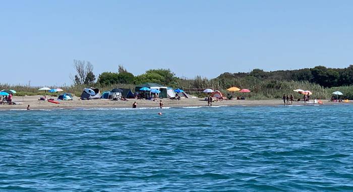 Rimosso un accampamento abusivo sulla spiaggia di Pescia Romana