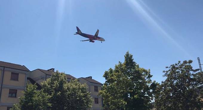 Fiumicino, DemoS: “Chiudere la pista 1 dell’aeroporto, basta voli su Isola Sacra”