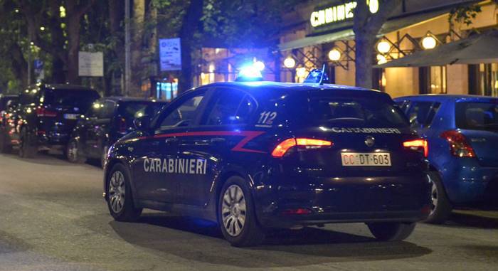 Ladispoli, aggredisce i carabinieri con un casco e tenta la fuga: arrestato 48enne